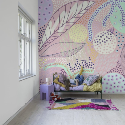Tapet cu design abstract, in nuante pastelate de roz, verde si galben, perfect pentru a crea un spatiu modern si vibrant.
