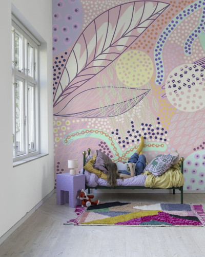 Tapet cu design abstract, in nuante pastelate de roz, verde si galben, perfect pentru a crea un spatiu modern si vibrant.