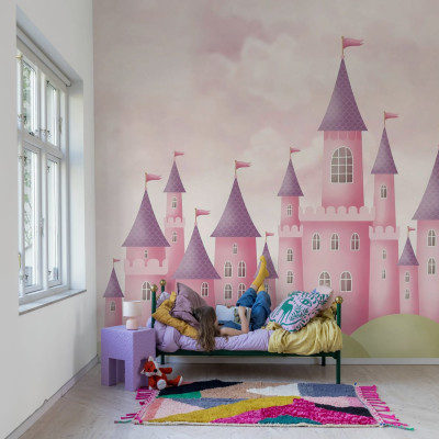 Tapet cu un castel roz visător perfect pentru decorarea dormitorului copiilor