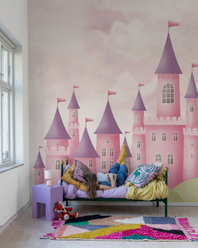 Tapet cu un castel roz visător perfect pentru decorarea dormitorului copiilor