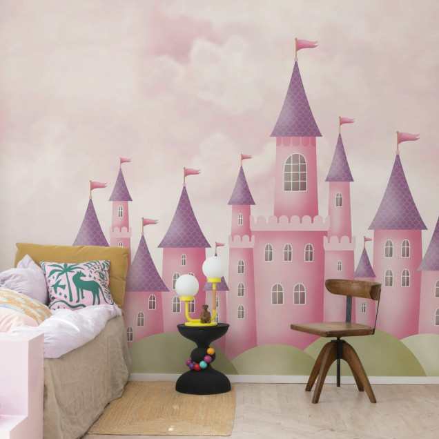 Tapet cu un castel roz visător perfect pentru decorarea dormitorului copiilor
