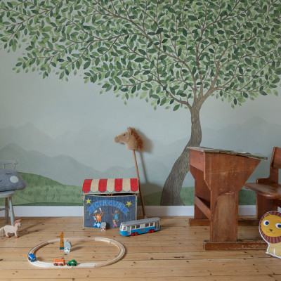 Tapet Mountain Tree - Design de copac cu frunze verzi pe un fundal de munți, perfect pentru camera copiilor, living sau dormitor