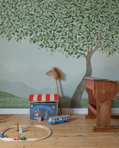 Tapet Mountain Tree - Design de copac cu frunze verzi pe un fundal de munți, perfect pentru camera copiilor, living sau dormitor