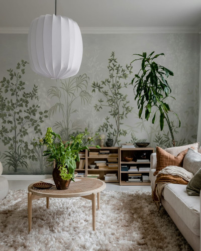 Tapet floral verde salvie într-un living elegant