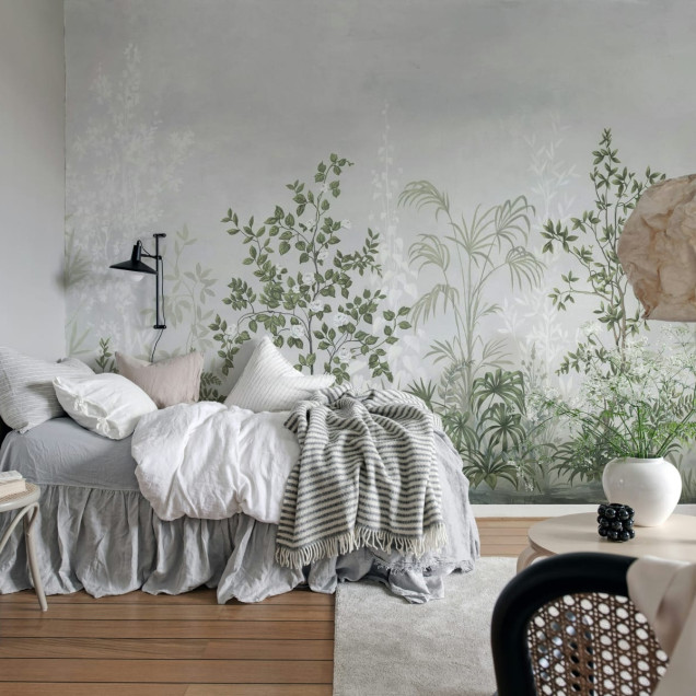 Tapet floral verde salvie într-un living elegant