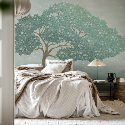 Tapetul Windy Tree, Blue prezinta un copac cu frunze verzi si flori albe delicate, pe un fundal albastru deschis.
