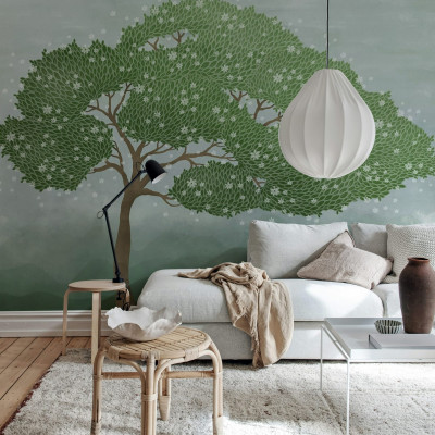 Tapet cu design unic, Windy Tree Green, cu un copac verde cu frunze bogate, flori albe delicate si un fundal bleu deschis.
