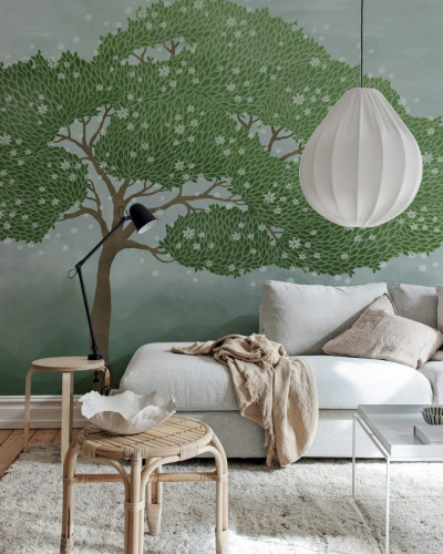 Tapet cu design unic, Windy Tree Green, cu un copac verde cu frunze bogate, flori albe delicate si un fundal bleu deschis.