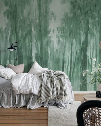 Tapet Morning Forest Green cu design abstract modern, perfect pentru a crea o atmosferă calmă și relaxantă în orice cameră.