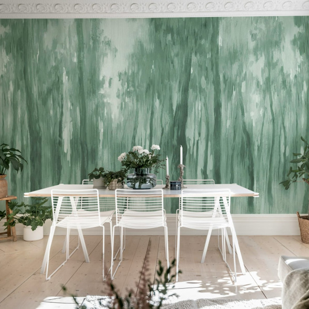Tapet Morning Forest Green cu design abstract modern, perfect pentru a crea o atmosferă calmă și relaxantă în orice cameră.