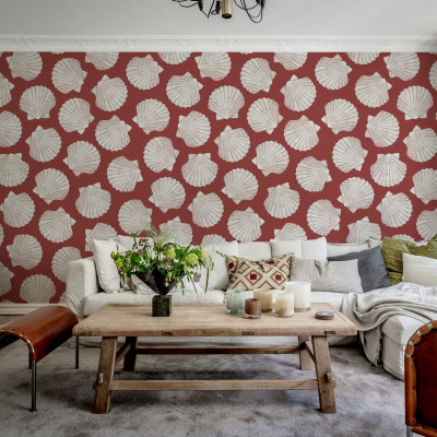 Tapet cu model de scoici albe pe fundal roșu, decorat cu un decor rustic.
