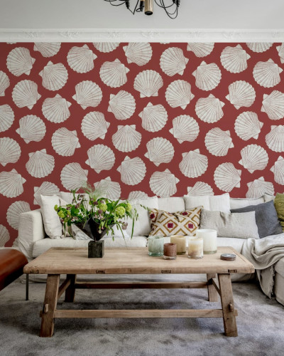 Tapet cu model de scoici albe pe fundal roșu, decorat cu un decor rustic.