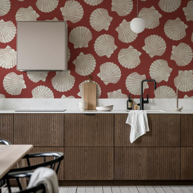 Tapet cu model de scoici albe pe fundal roșu, decorat cu un decor rustic.
