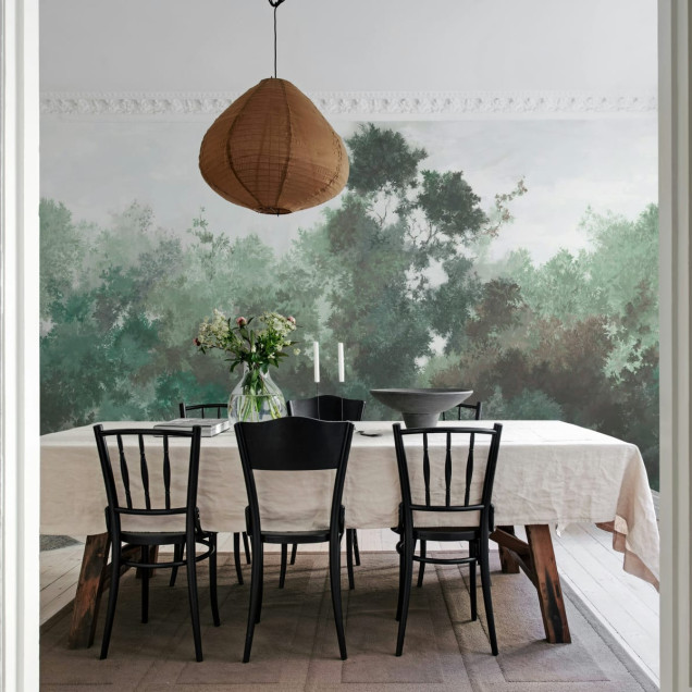 Tapet cu design de padure verde, cu nuante de verde si gri, perfect pentru a aduce natura in casa ta.