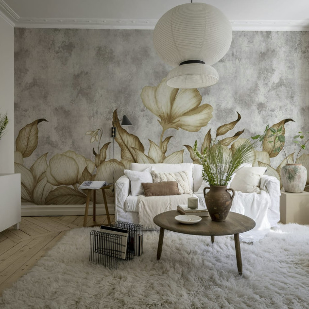 Tapet Floral Fantasy Gray cu flori delicate și tonuri neutre, aplicat pe un perete într-un dormitor modern.