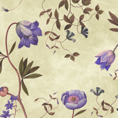 Tapet floral cu flori delicate, de un lila vibrant, pe un fundal verde deschis. Tapetul este aplicat pe un perete din living, lângă o canapea albă și o masă de cafea.