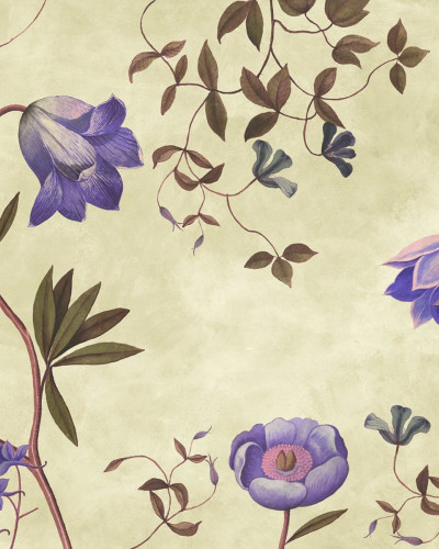 Tapet floral cu flori delicate, de un lila vibrant, pe un fundal verde deschis. Tapetul este aplicat pe un perete din living, lângă o canapea albă și o masă de cafea.