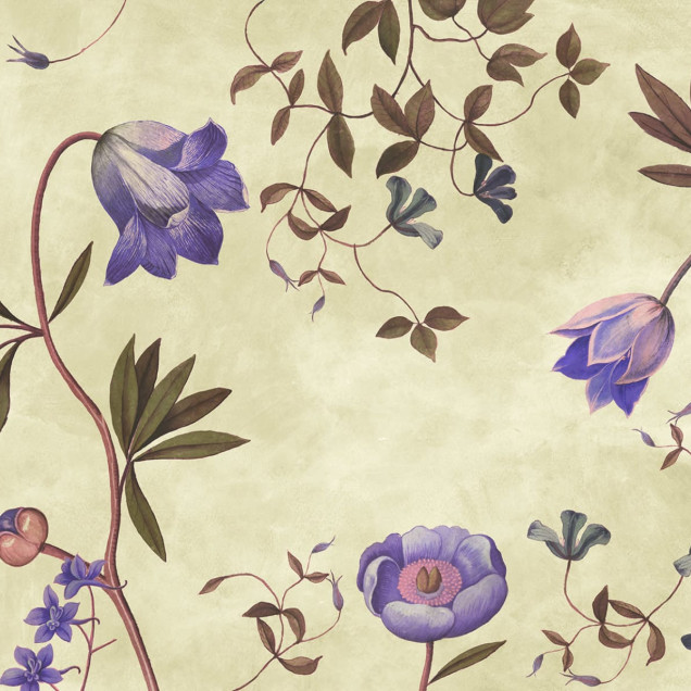 Tapet floral cu flori delicate, de un lila vibrant, pe un fundal verde deschis. Tapetul este aplicat pe un perete din living, lângă o canapea albă și o masă de cafea.