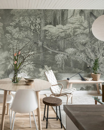 Tapet Secret Well Repeatable, Beige, cu design minimalist, ce prezintă o imagine a unei păduri luxuriante. Nuanțele de bej și gri creează o atmosferă relaxantă, perfectă pentru orice cameră din casă.