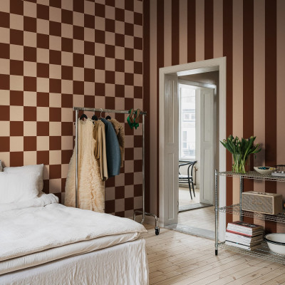 Tapet Happy Squares, Apricot, cu pătrate în nuanțe de caisă și maro, decorând un dormitor modern.