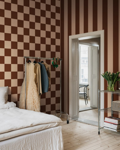 Tapet Happy Squares, Apricot, cu pătrate în nuanțe de caisă și maro, decorând un dormitor modern.