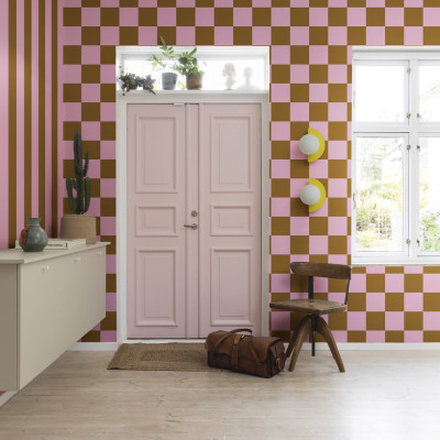 Tapet Happy Squares, Fudge, cu model geometric de pătrate in nuanțe de roz pudrat și maro ciocolată, în decorul unei camere.
