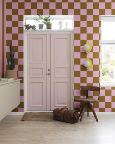 Tapet Happy Squares, Fudge, cu model geometric de pătrate in nuanțe de roz pudrat și maro ciocolată, în decorul unei camere.