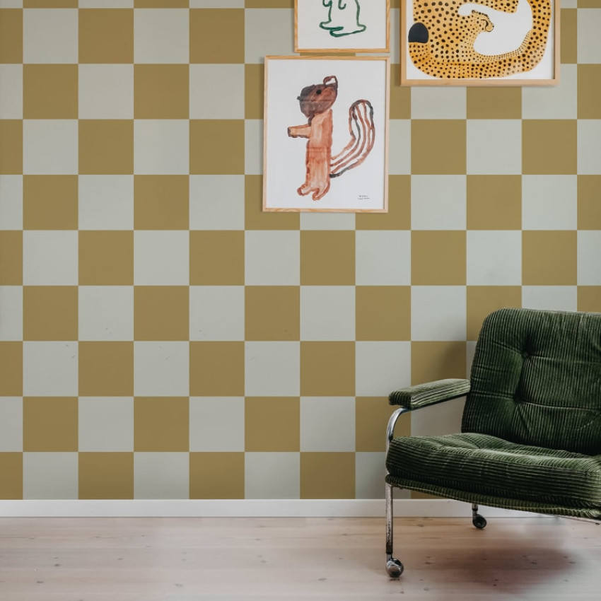 Tapet Happy Squares, Fudge, cu model geometric de pătrate in nuanțe de roz pudrat și maro ciocolată, în decorul unei camere.