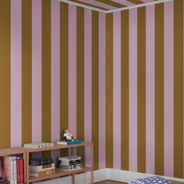 Tapet cu dungi verticale Happy Stripes Fudge, roz și maro ciocolată, pentru un aspect modern și vibrant.