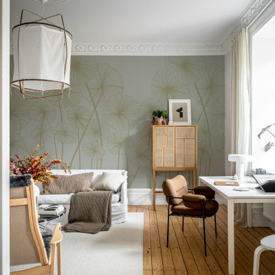 Waterlily Forest, Gray, un tapet cu design floral minimalist, perfect pentru a adăuga o notă de eleganță și rafinament oricărui spațiu.