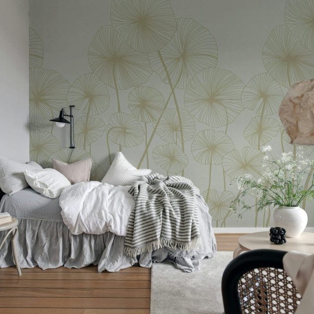 Waterlily Forest, Gray, un tapet cu design floral minimalist, perfect pentru a adăuga o notă de eleganță și rafinament oricărui spațiu.