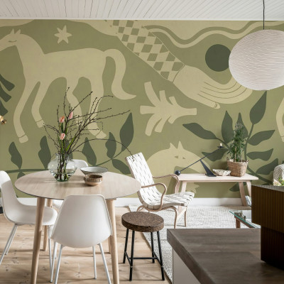 Fototapet verde cu motive artistice și siluete de cai într-un interior modern