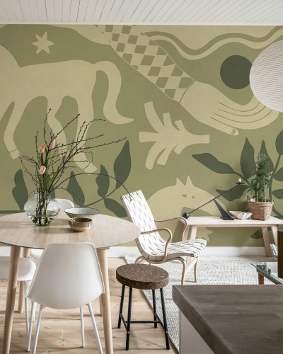 Fototapet verde cu motive artistice și siluete de cai într-un interior modern