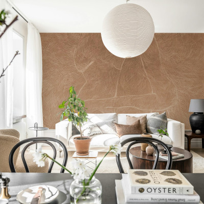 Tapet texturat cu model subtil ruginiu într-un living modern