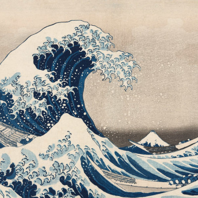 Imagine cu tapet Under the Wave off Kanagawa Repeatable, care prezintă un val uriaș și Muntele Fuji pe un fundal de nori gri. Tapetul este instalat într-un dormitor modern, pe un perete de culoarea bej.