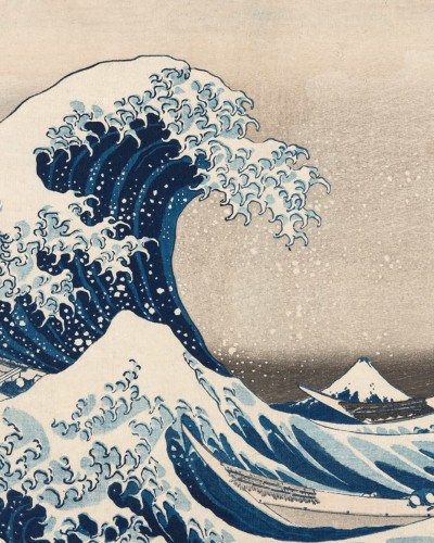 Imagine cu tapet Under the Wave off Kanagawa Repeatable, care prezintă un val uriaș și Muntele Fuji pe un fundal de nori gri. Tapetul este instalat într-un dormitor modern, pe un perete de culoarea bej.