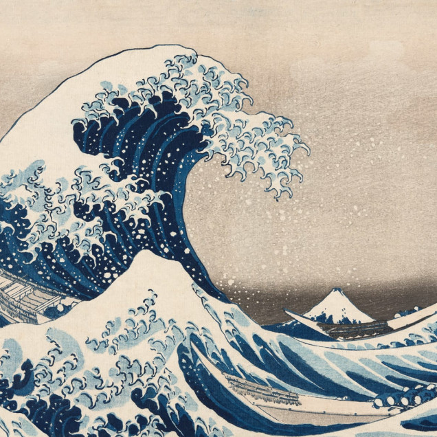 Imagine cu tapet Under the Wave off Kanagawa Repeatable, care prezintă un val uriaș și Muntele Fuji pe un fundal de nori gri. Tapetul este instalat într-un dormitor modern, pe un perete de culoarea bej.