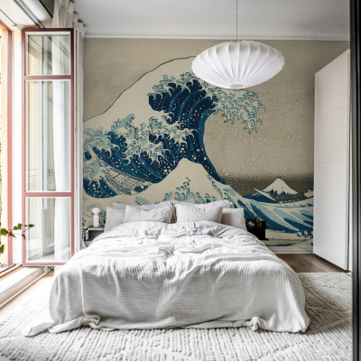 Imagine cu tapet Under the Wave off Kanagawa Repeatable, care prezintă un val uriaș și Muntele Fuji pe un fundal de nori gri. Tapetul este instalat într-un dormitor modern, pe un perete de culoarea bej.