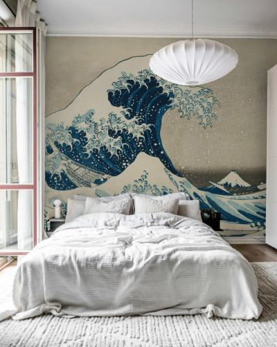 Imagine cu tapet Under the Wave off Kanagawa Repeatable, care prezintă un val uriaș și Muntele Fuji pe un fundal de nori gri. Tapetul este instalat într-un dormitor modern, pe un perete de culoarea bej.