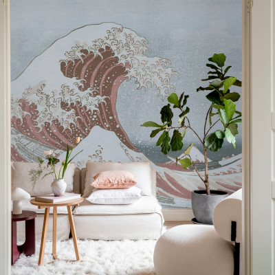 Imagine de fundal cu valuri albastre și roz, inspirată de gravura japoneză „Marele Val al lui Kanagawa” de Hokusai.