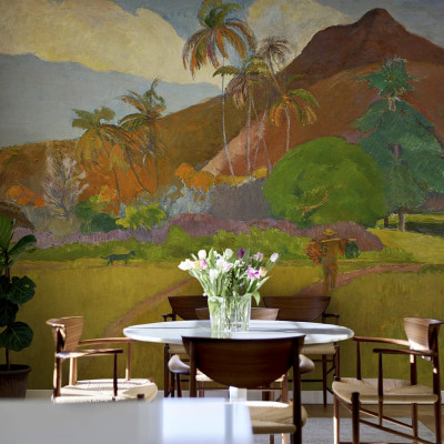 Tapet cu design artistic, inspirat din pictura lui Paul Gauguin, ce ilustrează o peisaj tropical vibrant, cu palmieri, dealuri și un personaj care se plimbă prin vegetație.