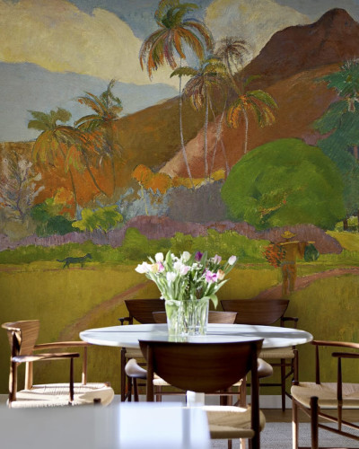 Tapet cu design artistic, inspirat din pictura lui Paul Gauguin, ce ilustrează o peisaj tropical vibrant, cu palmieri, dealuri și un personaj care se plimbă prin vegetație.