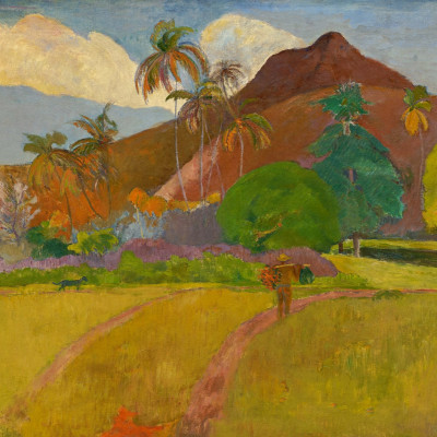Tapet cu design artistic, inspirat din pictura lui Paul Gauguin, ce ilustrează o peisaj tropical vibrant, cu palmieri, dealuri și un personaj care se plimbă prin vegetație.