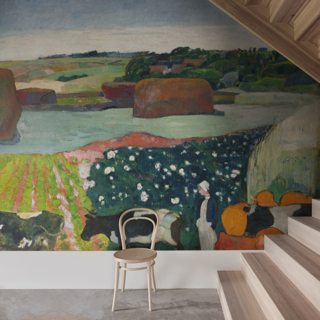 Tapet Haystacks in Brittany de Gauguin, cu o imagine a unui peisaj rural din Bretania, pictat în stil impresionist.