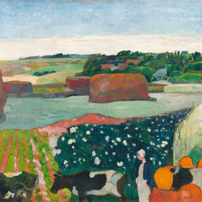Tapet Haystacks in Brittany de Gauguin, cu o imagine a unui peisaj rural din Bretania, pictat în stil impresionist.
