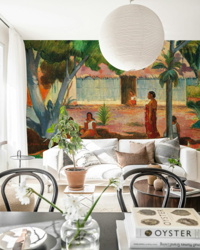 Tapet artistic cu design exotic, inspirat din opera lui Gauguin. Imaginea prezintă un peisaj tropical cu copaci, case și personaje.