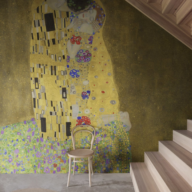 Tapet cu Sărutul lui Gustav Klimt, un design artistic modern.