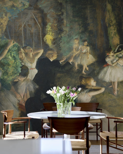 Tapet de perete cu pictura „Repetația baletului pe scenă” de Edgar Degas, cu balerine în sală de balet.