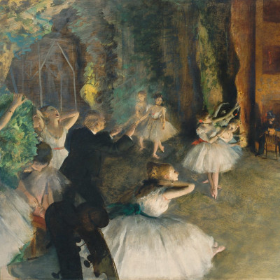 Tapet de perete cu pictura „Repetația baletului pe scenă” de Edgar Degas, cu balerine în sală de balet.