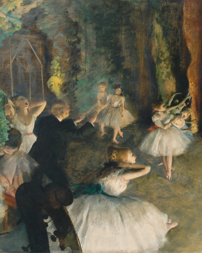 Tapet de perete cu pictura „Repetația baletului pe scenă” de Edgar Degas, cu balerine în sală de balet.